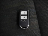 ◆スマートキー◆カギをバッグやポケットに入れたままでもドアロックの開閉ができる『スマートキー』付き!雨天や暗くなってもカギを取り出す必要がなくドアの開錠&エンジンも始動できます