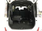 3列目シートは跳ね上げ式で折りたたみ可能です。キャンプ用品など大きな荷物もばっちり収納可能です!