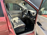 運転席側になります。是非一度座ってじっくり内装もご覧くださいませ。