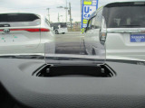 【HUD】少ない視線移動で直感的に必要な情報を確認でき、車両情報をカラーで表示し、さらにエアコンやナビゲーション情報を表示してくれます。インパネ上部に備える必要がないため解放感があります。