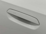 コンフォートアクセス付きでキーを携帯していれば施錠、開錠が可能です。