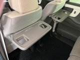 運転席と助手席のシートの裏に収納式のテーブルが装備されています。休憩時のちょっとした小物置きに使えてとっても便利ですね♪