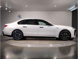 ☆BMWの前後重量配分50:50はエンジン自体をフロントタイヤよりも後ろにずらし、通常はエンジンルーム内に搭載される重量物であるバッテリーをトランクに移動させるなどして実現されています☆