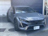 ライオンの牙を模した盾に伸びるデイライト&多面的グリッドパターンの大型グリル。