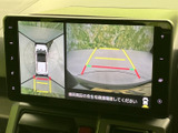 車両周辺を上から見た映像と後方映像を切り替えて確認でき、駐車時の位置合わせに便利です。目安となるガイド線も表示され、周囲を見渡す際に役立ちます。