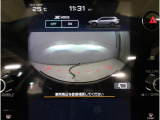 運転席からは見えにくい左右のエリアまでしっかりカバーし、死角を減らして視界を拡大。狭い道でのすれ違いや、建物の陰から車や歩行者が現れる場面でも、安心して状況を把握できる頼れる機能です。