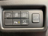 運転席脇のクラスタースイッチ部分にはカメラ切り替えスイッチ、パーキングセンサー、その他走行系スイッチを集中配置しております。