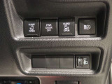 オートマチックハイビームとは、先行車や対向車のライトを認識し、ハイビームとロービームを自動で切り替える機能です。夜道の視界を確保します。詳細は販売店スタッフまでおたずねください。