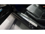 メルセデスジャパンが定めるサーティファイドカー(認定中古車)として登録を致しますので、納車時にはタイヤやバッテリー等も規定以下の数値であれば、整備代金を頂かず、無償で交換となります。ご安心下さい。