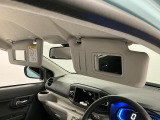 【サンバイザー】車内で身だしなみを整えるためのバニティミラーがセット。お化粧直しや髪型のチェックに活用できます。