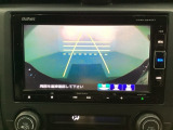 バックでの車庫入れも安心です!リアカメラが付いているバックモニター付のナビを装備しております。操作線もついており距離感も画面から確認できます。