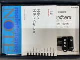 スマートキーは鍵をバッグに入れたままでもドアロックの開閉やエンジンのON・OFFができます。夜間や雨の日も鍵を探さなくて良いので便利です。