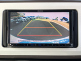 後方の様子に加えて、画面上に目安となるガイド線が表示されるため、駐車時の後方確認をサポート。車庫入れや駐車スペースへの出入りに役立つ便利な装備です。