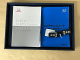 メンテナンスノート【点検整備記録簿・保証書】、取説も揃ってます。スマートキーはバッグなどにしまったままボタン操作でエンジン始動・停止やハイブリッドシステムの起動や停止ができて大変便利です