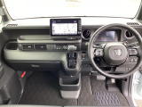 運転席周りです。カップホルダーや小物の収納などは必須ですよね!!使い勝手の良いつくりになっております!!