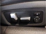 【コックピットシート】BMW車の主役席。車体中央にくる様に配置し車両重心とが一致する事でドライバーと車との一体感あるドライビングを実現。人間工学に基づき形成した形状が長時間のドライブ疲労も軽減します!