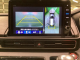マルチビューカメラシステム搭載車です。お車の周囲を全方位でカバーします。後方・前方・両脇と、コンディションが悪い視界でもカラーモニターに映し出した映像がドライバーをサポートします。