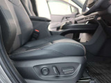 パワーシート搭載。微妙な調整が手軽にでき、ピッタリなポジションで運転することが可能です。