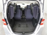 ◆シートアレンジ◆サードシートは跳ね上げ式。使用しない場合は荷室の拡大ができます。さらに広々なラゲージスペースの出来上がりです!
