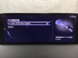 ハンドル操作をアシストすることにより車線からの逸脱回避を支援します。