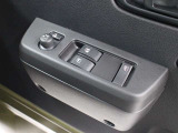 運転席からも操作可能なパワーウィンドウが装備されています。