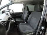 大きく開くドアでスムーズな乗降ができます。