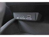 インパネ下方スペースにUSB電源&times;2装備、ナビとの接続USBジャックにもなっています、AUX音声入力もできます
