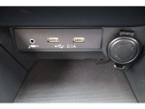 インパネ下方スペースにUSB電源&times;2装備、ナビとの接続USBジャックにもなっています、AUX音声入力もできます