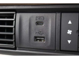 充電用USBジャック(Type-C〈3A〉)と音楽・映像メディアと接続可能なUSBジャック(Type-A)がを装備しております。