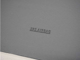 ◆助手席エアバッグ◆SRSエアバッグは、シートベルトだけでは防ぎきれない衝突時の衝撃から乗員を守るための安全装置。衝突時に瞬時に膨らみ、頭部や胸部がダッシュボードに直接衝突するのを防ぎます。
