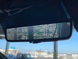 【デジタルインナーミラー】後席の大きな荷物や同乗者で後方が確認しづらい時でも安心!カメラが撮影した車両後方の映像をルームミラー内に表示。クリアな視界で状況の確認が可能です!