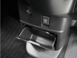 ◆センターロアボックス◆インパネ中央の下部には、ごみ箱としても使用する事ができるセンターロアボックスを装備しております。