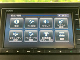 情報やナビ、サウンドなどの設定項目が画面にまとまり、必要なメニューを見つけやすい構成です。アイコンと文字表示で内容を確認しながら操作でき、日常使いにも便利です。