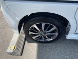 車体にぴったりの純正ホイールです。
