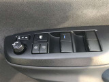 電動格納式ドアミラー付き。 狭い駐車場へ停めた時に、ボタン1つで左右のミラーをたたむ事ができます。
