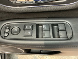 電動格納式リモコンドアミラーと、パワーウィンドウスイッチ等は運転席ドアにあります。