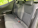 後席は三人分の座席とヘッドレストを備え、乗車人数に合わせて活用できるレイアウトです。窓から外の様子も確認しやすく、後席に座る方にも落ち着いて過ごせる空間となっています。