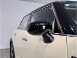 その車の印象を植え付けるのはボディカラーだけではないんです。ルーフとミラーキャップがおしゃれなMINIを形成するポイントにもなりますよ!