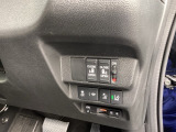 【両側パワースライドドア】です。リモコンや運転席のスイッチ操作で楽々自動開閉。