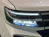 対象物が見やすく白く明るい光で夜間走行をサポートするフルLEDヘッドランプ(サイドビューランプ、クリアランスランプ、オートレベリング機能付き)を装備