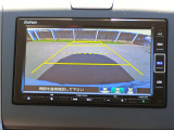 バック駐車が苦手な方や、初めてのお車で不安な方も安心。後方の映像をナビ画面に表示するため、周囲を確認しながらスムーズに駐車できます。