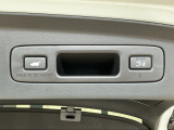 お好みの位置で止められるメモリー機能付の電動リアゲートです!後ろが狭い駐車場でもスムーズに荷物を積めて、さらに背が低い人の手がムリなく届く高さで止めることも可能です!