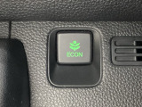 ECONモードをONにするとアクセルペダルの動きに対するエンジンの反応とエアコンの制御を切り換えることで、燃費のいい運転をするドライバーがペダルを踏んだ時と同じようにエンジンを制御します。