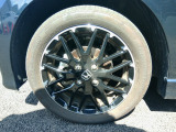 車体にマッチしたデザインのホイールが足元を引き締め、スタイリッシュな印象を演出します。
