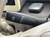 レバーに各操作の表示があり、設定内容を目で確認しやすい仕様です。運転席から手を伸ばしやすい位置に配置され、天候に応じた操作を行う際にも便利です。
