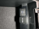 アクセサリー電源ソケットや、携帯の充電などに便利な充電用USBポート(USB Type-C)を装備!車内にあると便利なアイテムのひとつですね