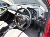 別角度からの運転席の画像です。オルガン式アクセルペダルの採用で運転時の疲労軽減に役立っています☆