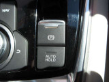 AUTO HOLD機能を装備。信号待ちなどでブレーキを保持できるため、停止時の足元操作を軽減し、運転をサポートする便利な機能です。