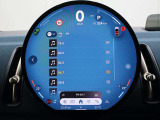 iPhoneをお使いであれば接続してカーナビとして使用できます。