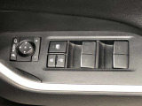 パワーウィンドのスイッチです。運転席に座りながら、助手席や後席の窓を開け閉めできるので大変便利ですよ。
